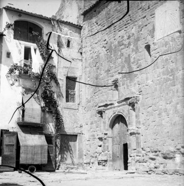 19.09.1910 Façanes d'una casa i de l'església de Sant Gil. Entre 1897 i 1920  Torà -  Antoni artomeus i Casanovas