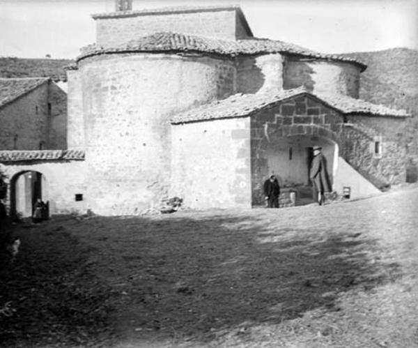 19 de Setembre de 1912 Absis i façana sud del monestir de Sant Celdoni i Sant Ermenter de Cellers amb algunes persones al voltant  Cellers -  Cèsar August Torras