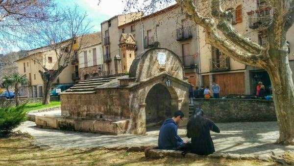 3.4.2015 plaça de la font  Torà -  Ramon Sunyer