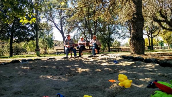 20 de Setembre de 2015 Fent petar la xerrada al parc  Torà -  Ramon Sunyer