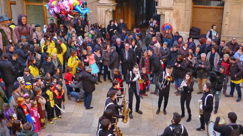 30 de Gener de 2016 La Xaranga animant l'ambient  Torà -  Xavier Sunyer