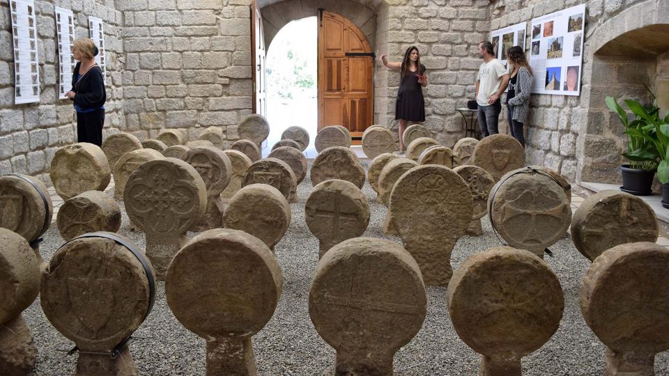 10.9.2017 Esteles funeràries, la tercera major col·lecció en nombre (68), després de les de Poblet i Preixana  Sanaüja -  Ramon Sunyer