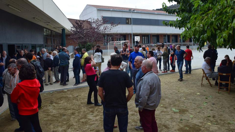 1 de Octubre de 2017 cues per votar a la tarda  Torà -  Ramon Sunyer