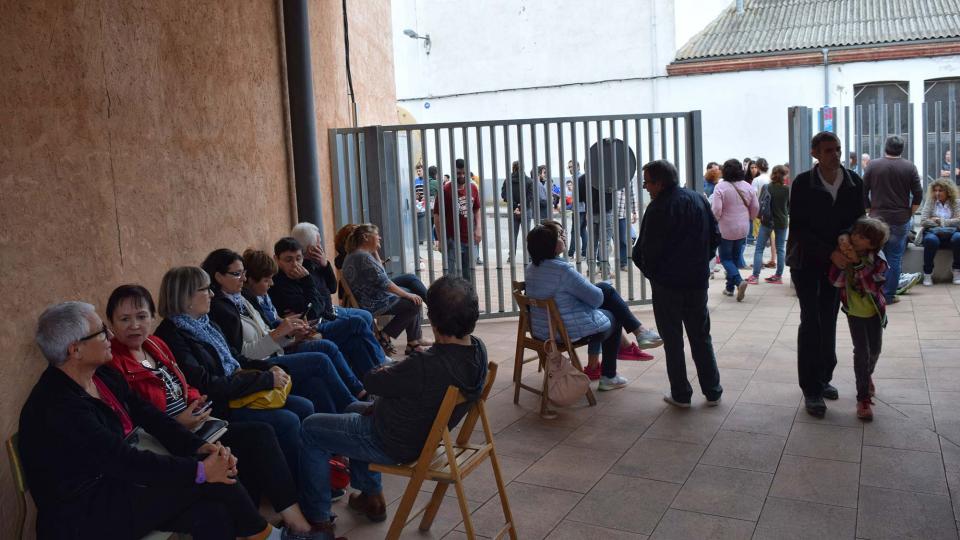 1 de Octubre de 2017 Molta gent defensant la urna  Torà -  Ramon Sunyer