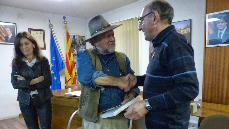 25 de Gener de 2018 Magí Coscollola, alcalde de Torà, fa entrega d'un obsequi a Gunter Demnig  Torà -  Jan_Closa