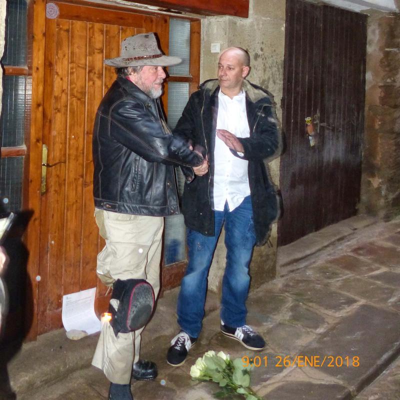26.1.2018 Gunter Demnig amb el Manel, actual propietari de la casa on va néixer Antoni Cases  Torà -  Jan_Closa