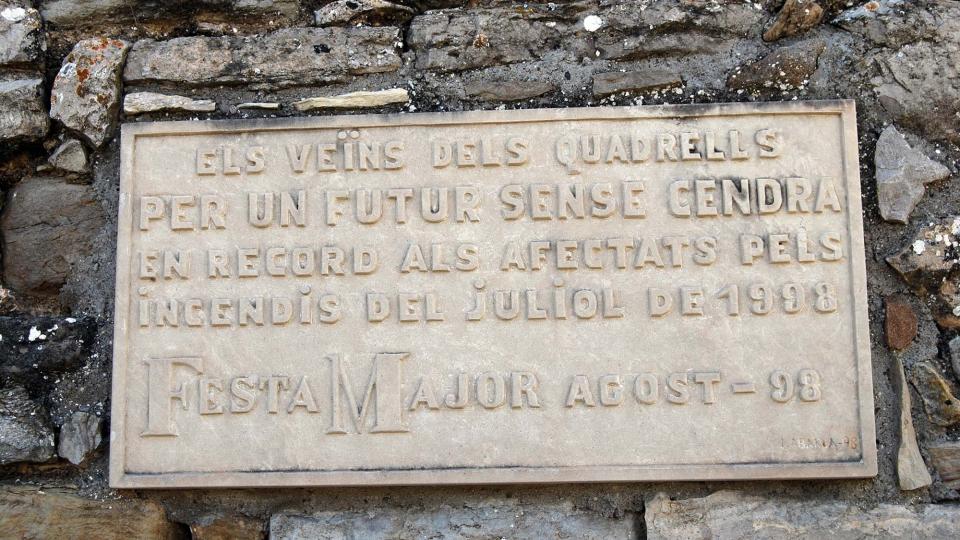 18 de Agost de 1998 Els veïns van col·locar aquesta placa recordatòria el mateix any per la festa major  Els Quadrells -  Ramon Sunyer