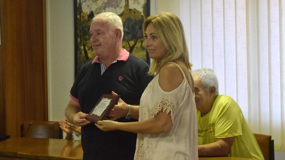 29 de Agost de 2019 Lluís Cardona recull la placa commemorativa del Club de Bitlles Torà  Torà -  Ramon Sunyer