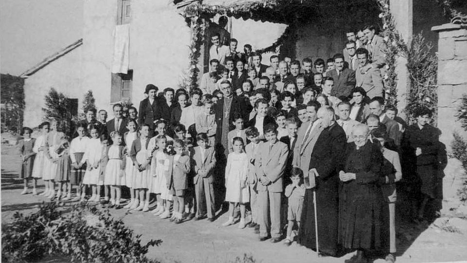 6 de Abril de 1949 feligresos a l'església de Santa Maria Sasserra  en la visita de la Mare de Déu de Fátima  Vallferosa -  Lluís Codina