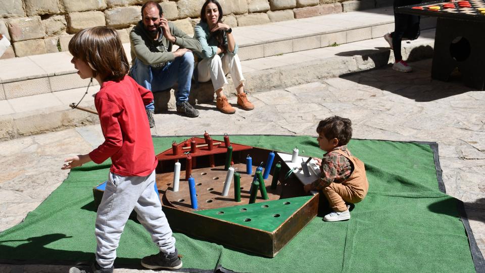 7.4.2023 Jocs a la plaça de l'Església  Torà -  Ramon Sunyer