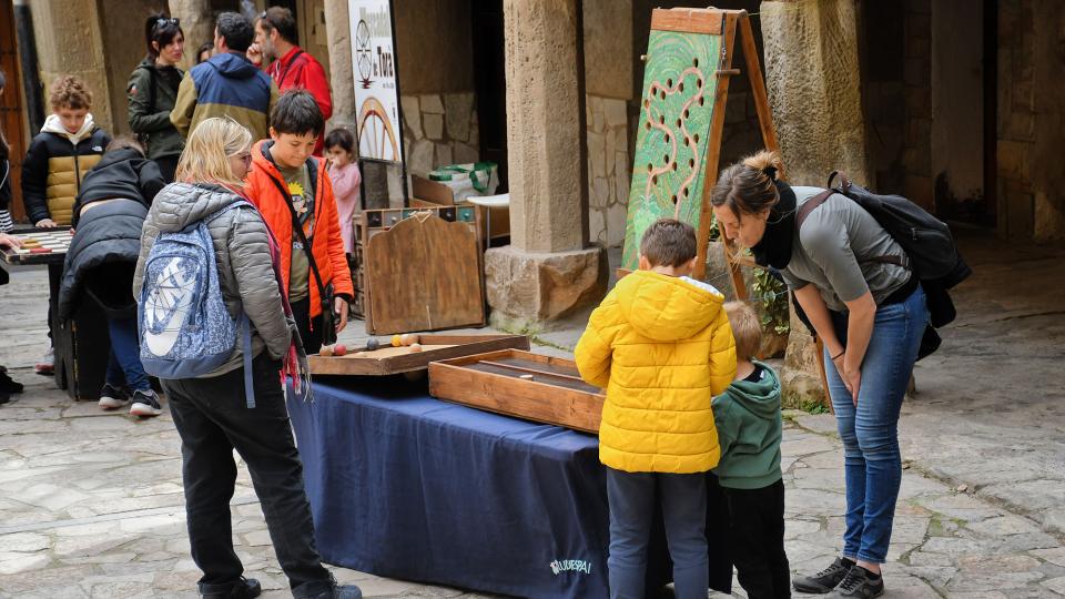 29.3.2024 Jocs a la plaça de l'Església  Torà -  Ramon Sunyer