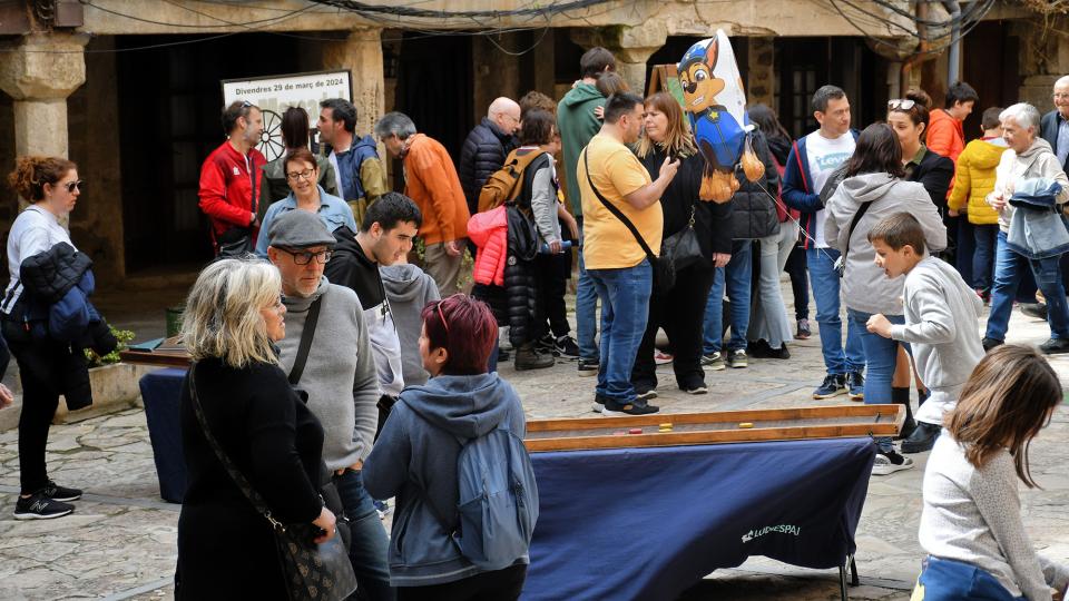 29.3.2024 Jocs a la plaça de l'Església  Torà -  Ramon Sunyer