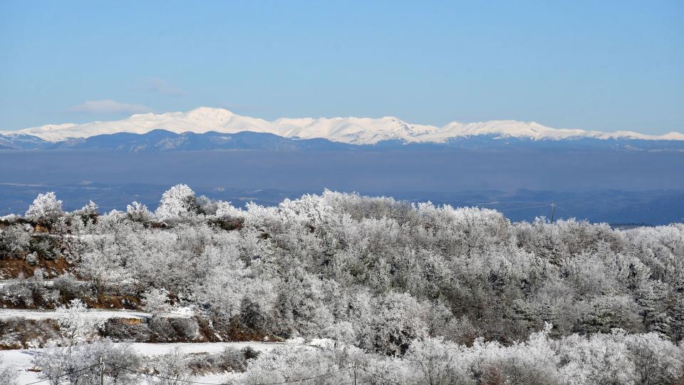 6 de Gener de 2026 vista del poble nevat  Prades de la Molsosa -  Ramon Sunyer