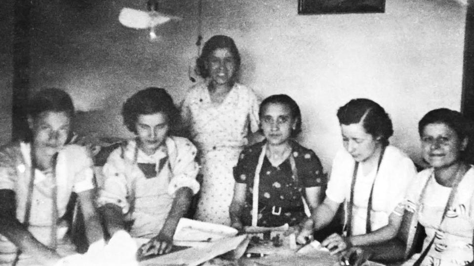 1 de Juliol de 1945 Taller de la modista Fonsa Parramon  Torà -  Desconegut