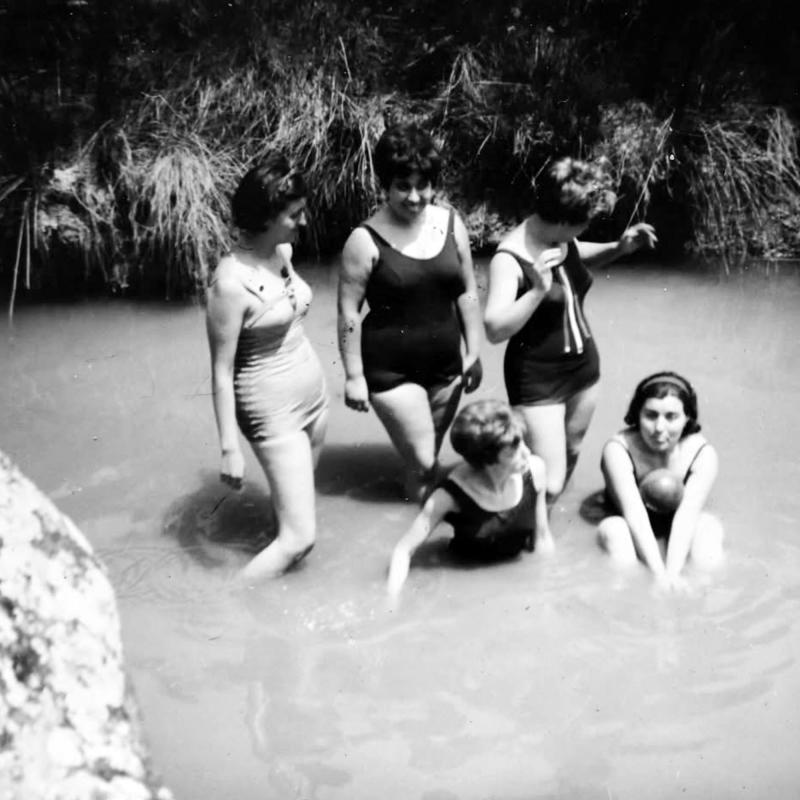 20 de Juliol de 1963 Noies banyant-se al toll del Grapalet  Torà -  Desconegut