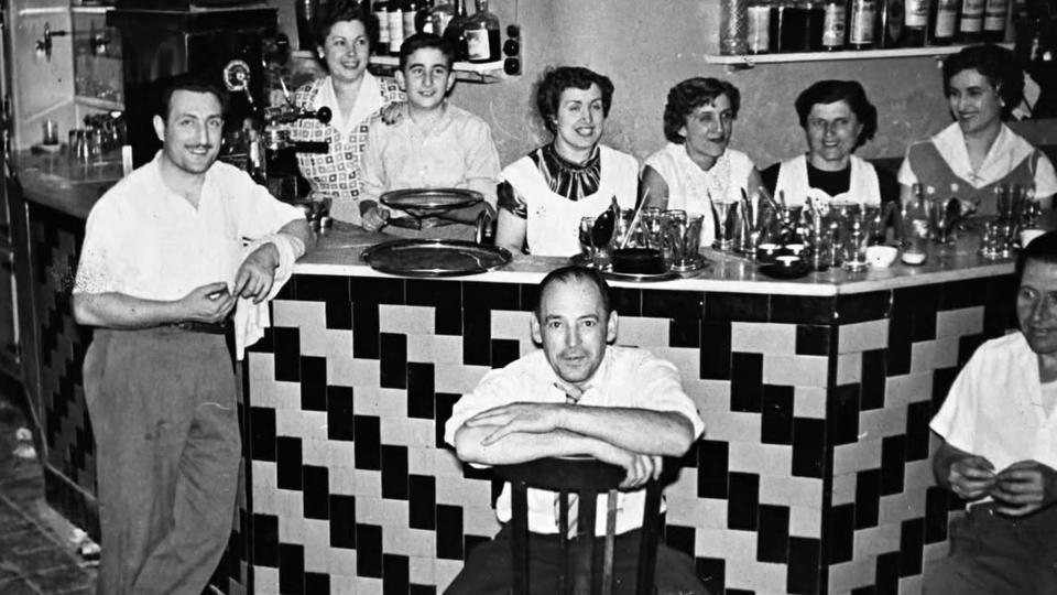 1 de Agost de 1956 Taulell del bar i hostal la Toranesa, regentat per la família Meix  Torà -  Desconegut