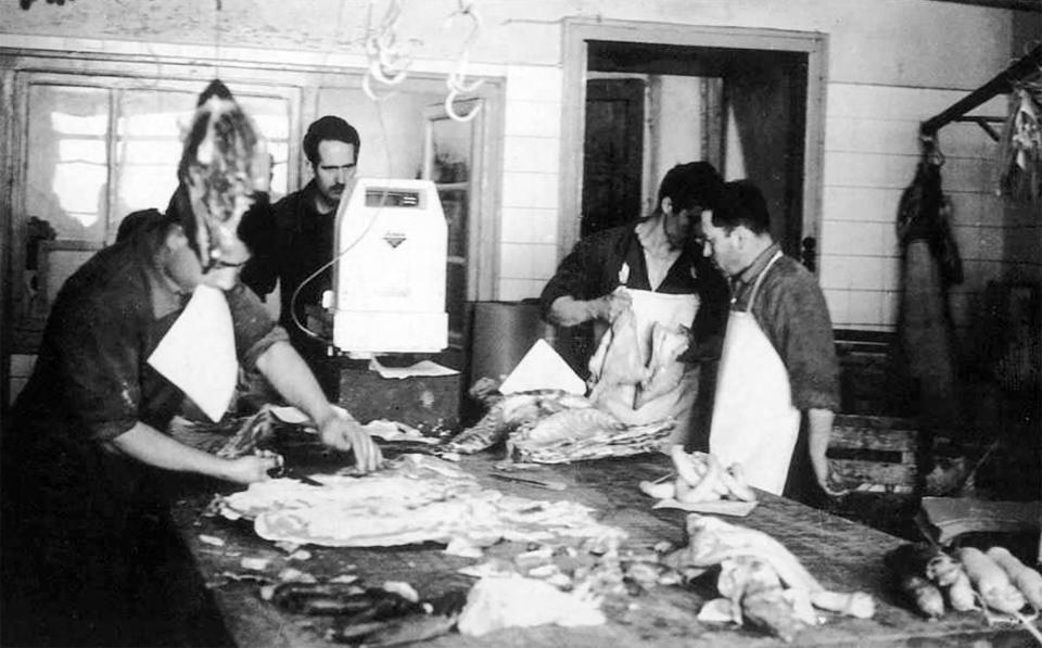 1 de Abril de 1966 Sala d’especejament de les primitives instal lacions de l’Agudana  Torà -  Ramon Santesmasses Ceriola