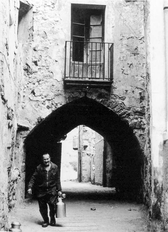 1 de Abril de 1966 Joan Ferrer (Ramellà) repartint la llet  Torà -  Ramon Santesmasses Ceriola