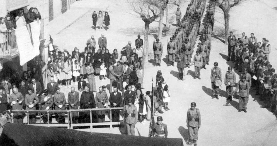 1 de Febrer de 1944 missa placÌ§a vall   Torà -  Arxiu Jaume Mas
