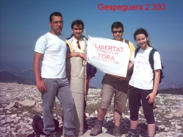 31.05.2003 Excursionistes de Torà pugen al Gespeguera en suport als detinguts            -  Xavier Sunyer