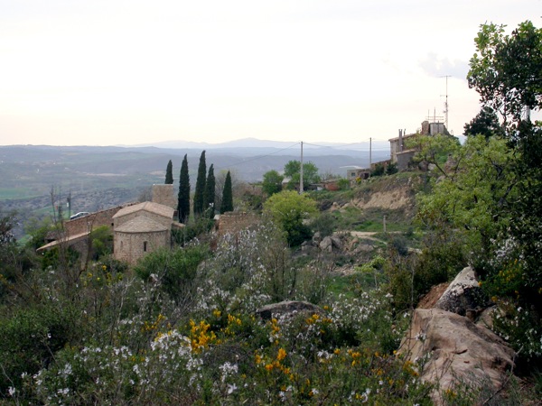 16.4.2006 Vista de l'esglèsia i cal Martri  L'Aguda -  Ramon Sunyer