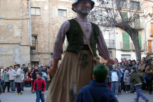 14 de Febrer de 2004 El gegant Brut fent córrer la canalla  Torà -  Ramon Sunyer