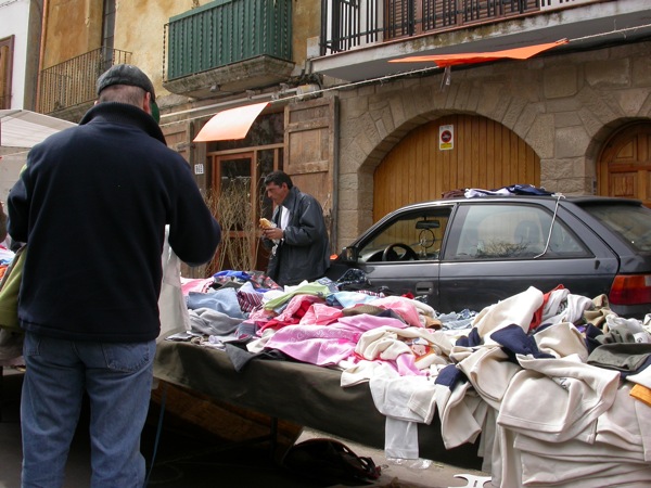 25.3.2005 Les parades de roba sovintegen  Torà -  Ramon Sunyer