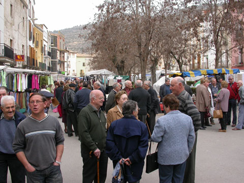 25.3.2005 El mercat atreu força visitants  Torà -  Ramon Sunyer