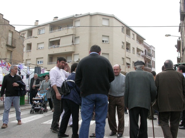 25.3.2005 La plaça de la Creu és molt concorreguda  Torà -  Ramon Sunyer