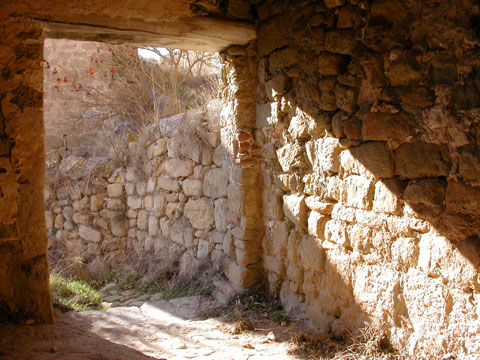 6.4.2005 Portal d'entrada  L'Aguda -  Ramon Sunyer