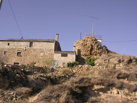 6.4.2005 Restes de l'antiga torre del castell  L'Aguda -  Ramon Sunyer