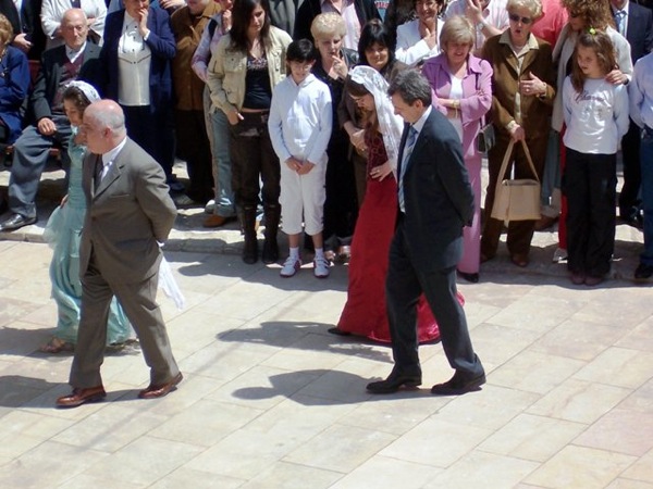 6.5.2007 Ballant la dança del Roser  Torà -  J. Gatnau