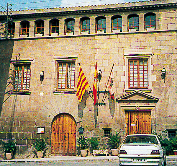 4 de Febrer de 2005 Façana de l'ajuntament  Torà -  Ramon Sunyer