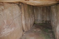 Llanera: Dòlmen de Llanera: pel solstici d'hivern la llum toca al mig de la pedra del fons i a les dues dels costats 