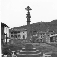 Torà: La plaça de la Creu amb la casa Torelló al fons (1913)  Joan Roig i Font (Fons Salvany)