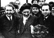 : LLuís Companys entre Martí Esteve i Ventura Gassol, membres d'Esquerra Republicana de Catalunya i del govern de la Generalitat, retornant del presidi on havien estat empresonats fruit del moviment polític català del 6 i 7 d'octubre de 1934