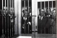 : 1934, el govern de la Generalitat és empresonat, d'esquerra a dreta: Pere Mestres, Martí Esteve, Lluís Companys, Joan Lluhí Vallescà, Joan Comorera, Martí Barrera i Ventura Gassol