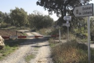 Llanera: Senyalització errònia. Recentment l'ajuntament de Llobera ha senyalitzat el dolmen de llanera coma a propi, quan realment pertany a l'antic terme de Llanera, avui agregat a Torà.  Xavier Sunyer