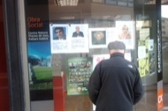 Torà: Un vilatà interessant-se pels cartells electorals 