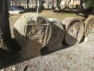 esteles funeràries discoïdals