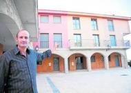 Xavier Rosell mostra la casa que el poble de Cabestany cedeix per a un allotjament rural.