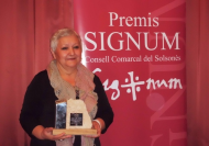 Glòria Padullés recollint el premi Signum