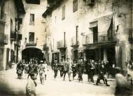 Torà: La plaça del Pati, a la sortida de missa  cedida per Joan Casanovas Estapé