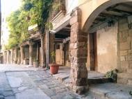 Torà: Columnes de la porxada a la plaça de l'Església  Ramon Sunyer