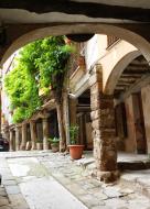 Torà: Porxos de la plaça de l'església  Ramon Sunyer