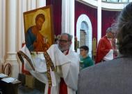 : Mossén Fermí amb pintura de Sant Pere, a punt de començat la professó  Jan_Closa