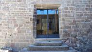 Torà: La porta de la façana de ponent té data del 1567 i el nom de Mestre Francesc  Ramon Sunyer