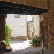 Sanaüja: Pas cobert Carrer del Calvari  Ramon Sunyer