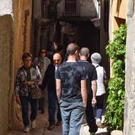 Torà: Gent passejant pels carrers  Ramon Sunyer