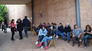 Torà: Molta gent defensant la urna  Ramon Sunyer